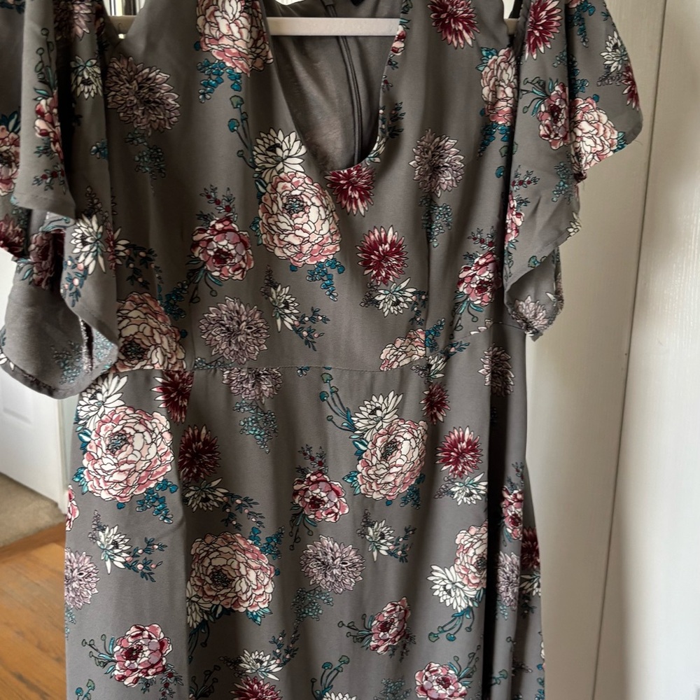 Women’s Floral V-Neck Ruffle Sleeve Dress in Gray